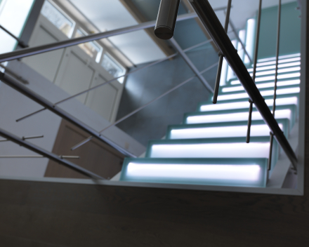 Escalier illuminé avec marches en verre chez Devloo à Eeklo