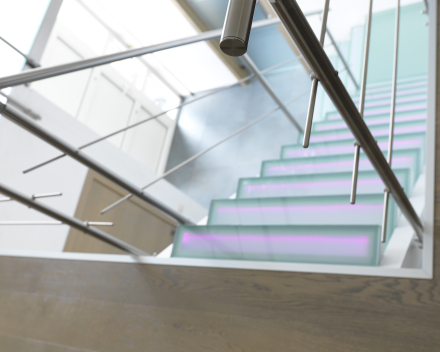 Verlichte trap met glazen treden bij Devloo in Eeklo