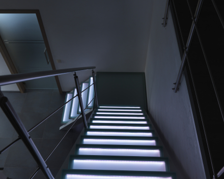 Escalier illuminé avec marches en verre chez Devloo à Eeklo