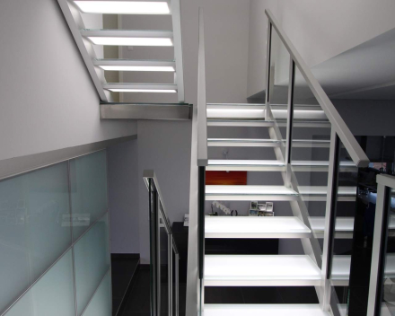 Escalier illuminé avec marches en verre chez Edward in Luxemburg