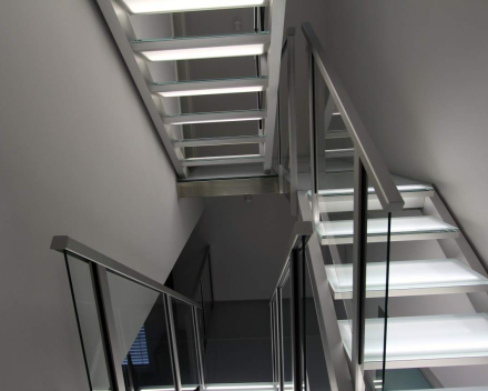 Escalier illuminé avec marches en verre chez Edward in Luxemburg