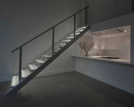Escalier illuminé avec marches en verre dans un appartement à Grammercy Park