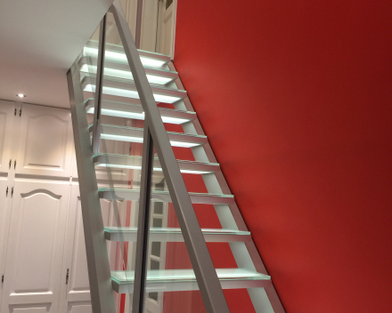 Illuminated stairs with glass treads at the familiy Haag