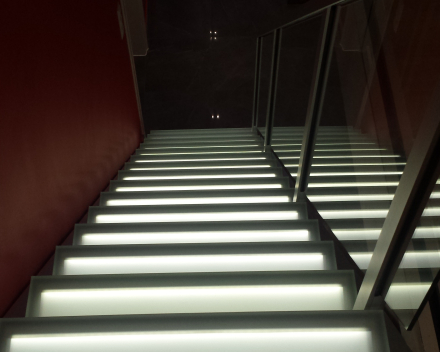 Illuminated stairs with glass treads at the familiy Haag