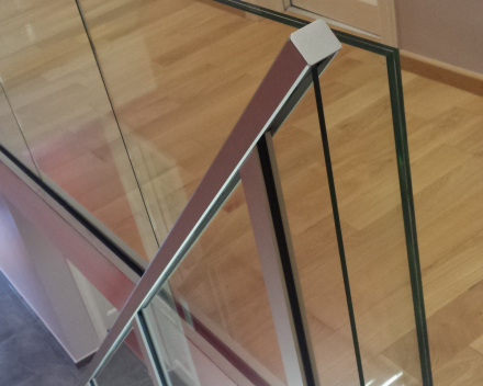 Escaliers illuminés avec marches en verre chez la familie Haag