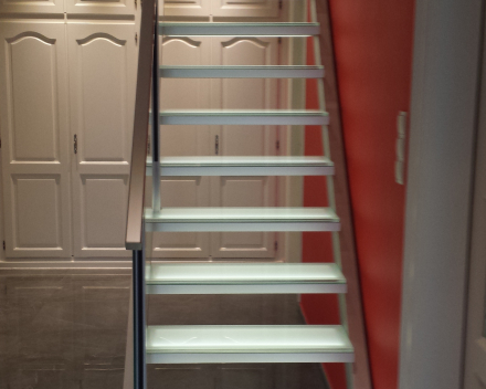 Illuminated stairs with glass treads at the familiy Haag