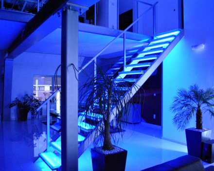 Escalier illuminé avec marches en verre chez Hanssens in Oudenaarde