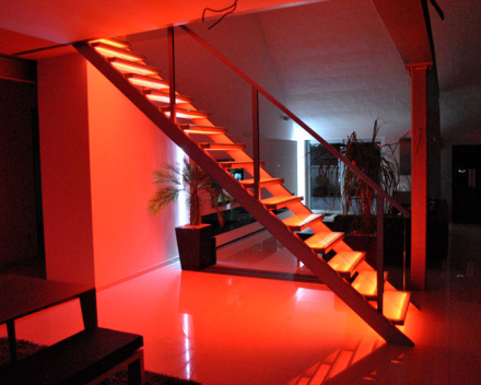 Escalier illuminé avec marches en verre chez Hanssens in Oudenaarde