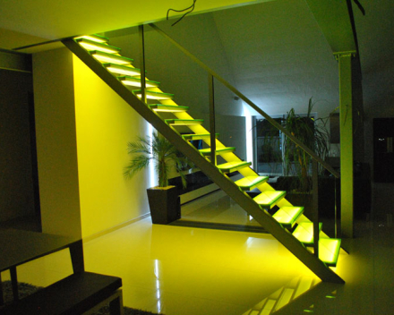 Escalier illuminé avec marches en verre chez Hanssens in Oudenaarde