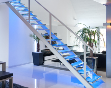 Escalier illuminé avec marches en verre chez Hanssens in Oudenaarde