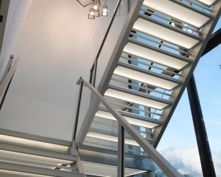 Illuminated stair with glass treads in the New American Home 2017