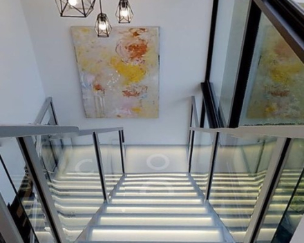 Escalier illuminé avec marches en verre dans le New American Home 2017