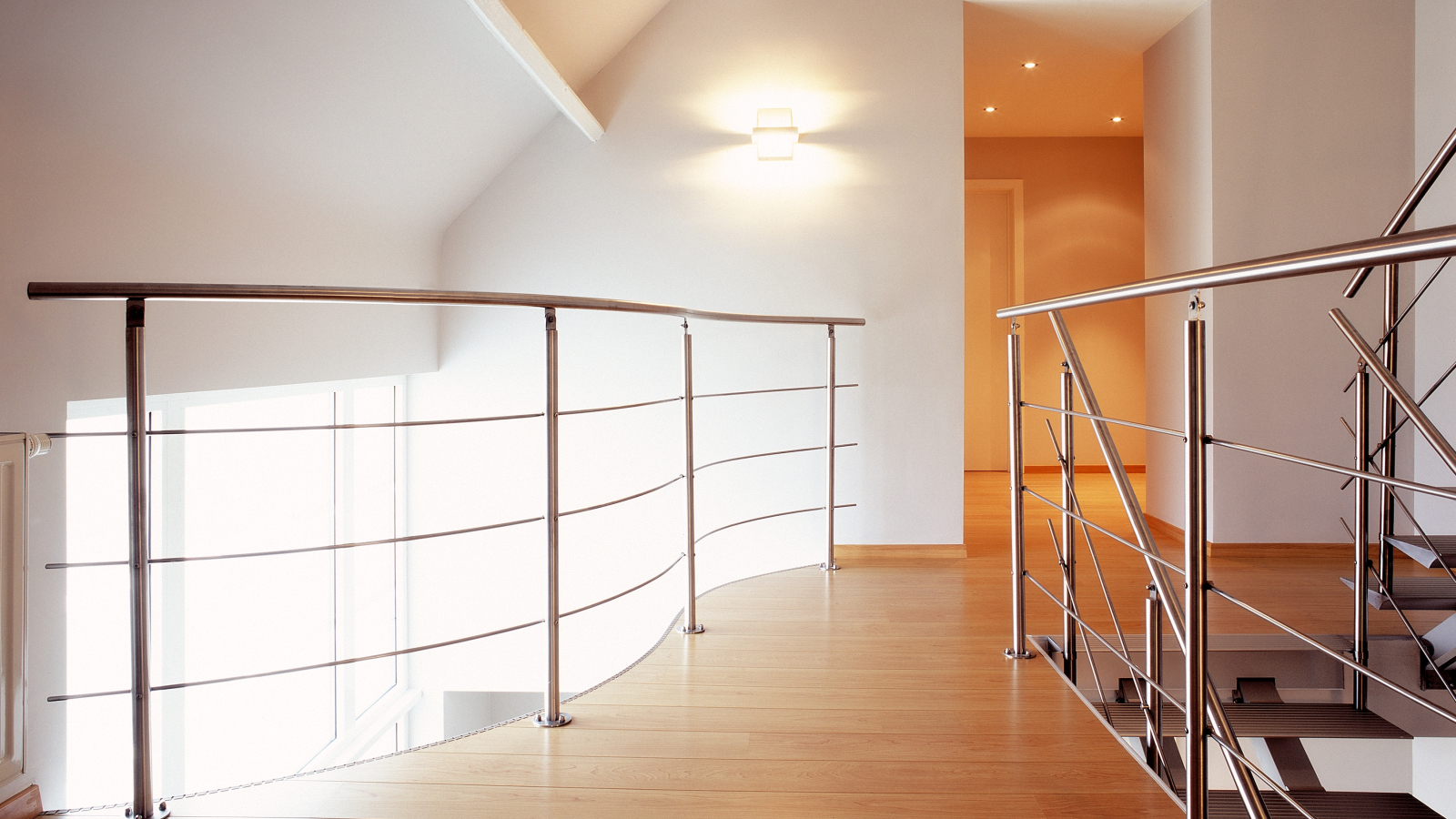 Trap Triangle tegen het verdiep - Graah aluminium designtrappen