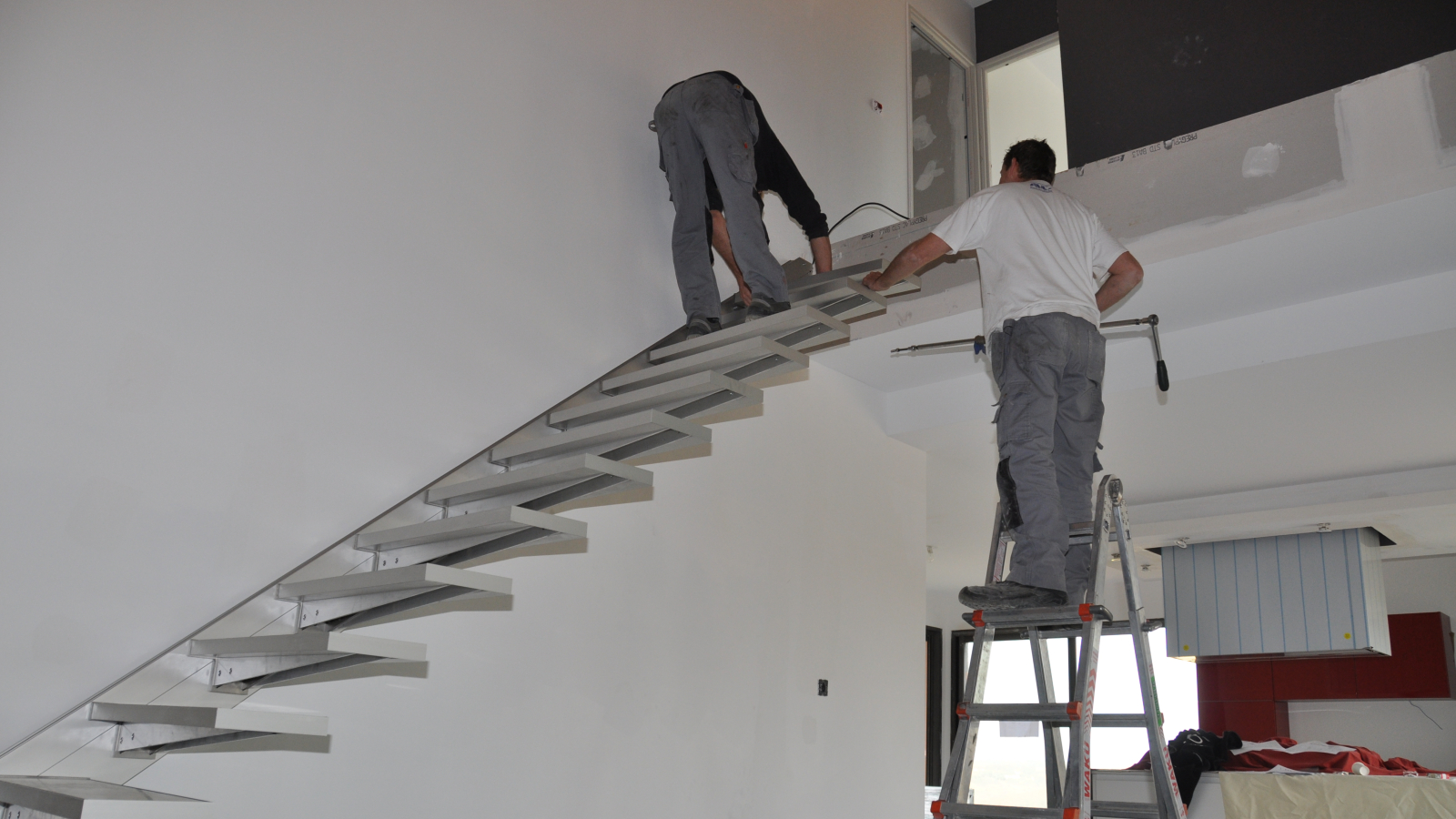 Aanpassing Stralend Waardig 2 zwevende trappen boven elkaar - Graah aluminium designtrappen